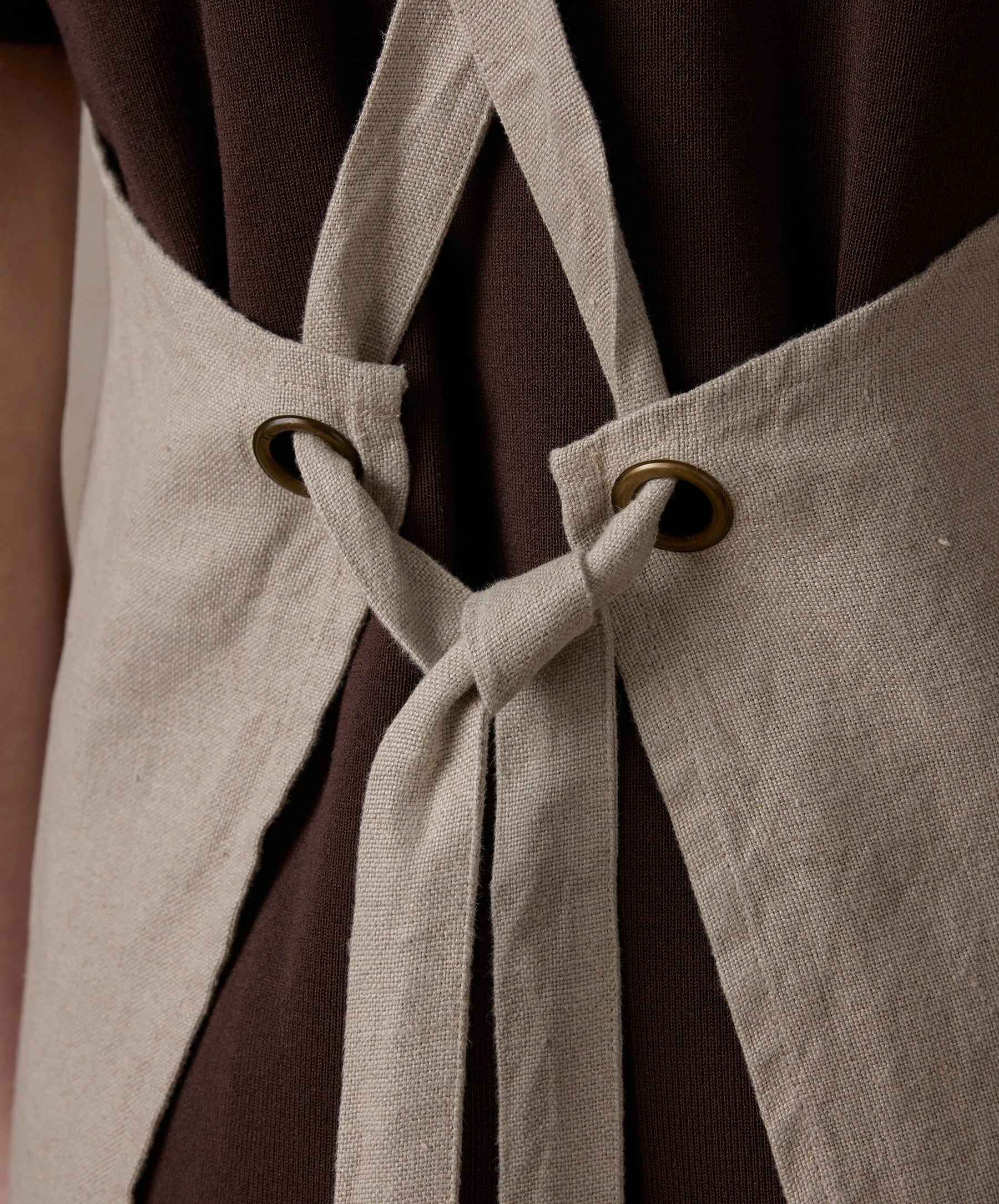 Heavyweight Linen Cross Back Kitchen Apron in Natural - Image 2